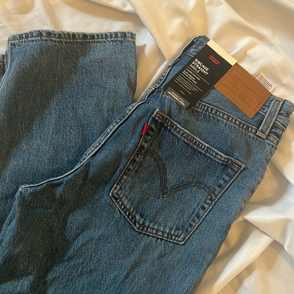 Brand new! Levi’s ribcage straight ankle. 25x27